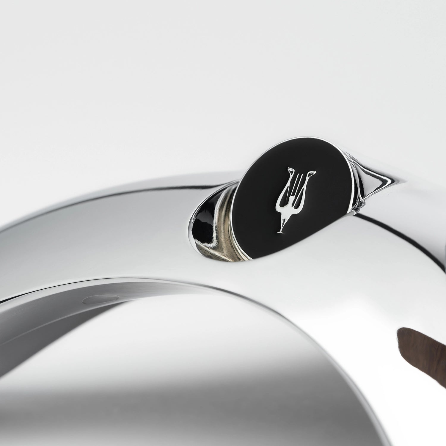 Premium built Meze Audio headphone stand Manta Chrome detail