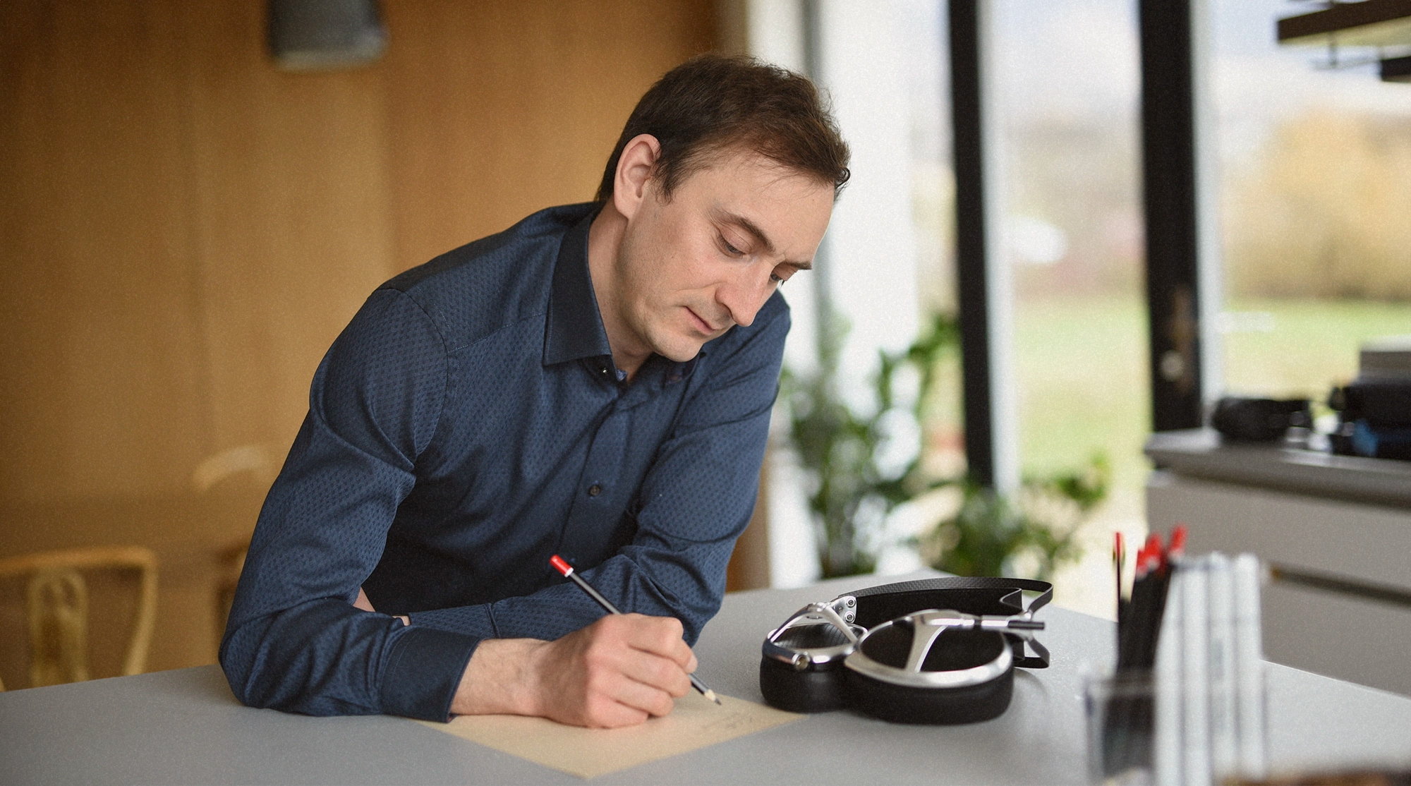 Meze Antonio writing thank you letter Elite Aluminium flagship planar magnetic open-back headphones