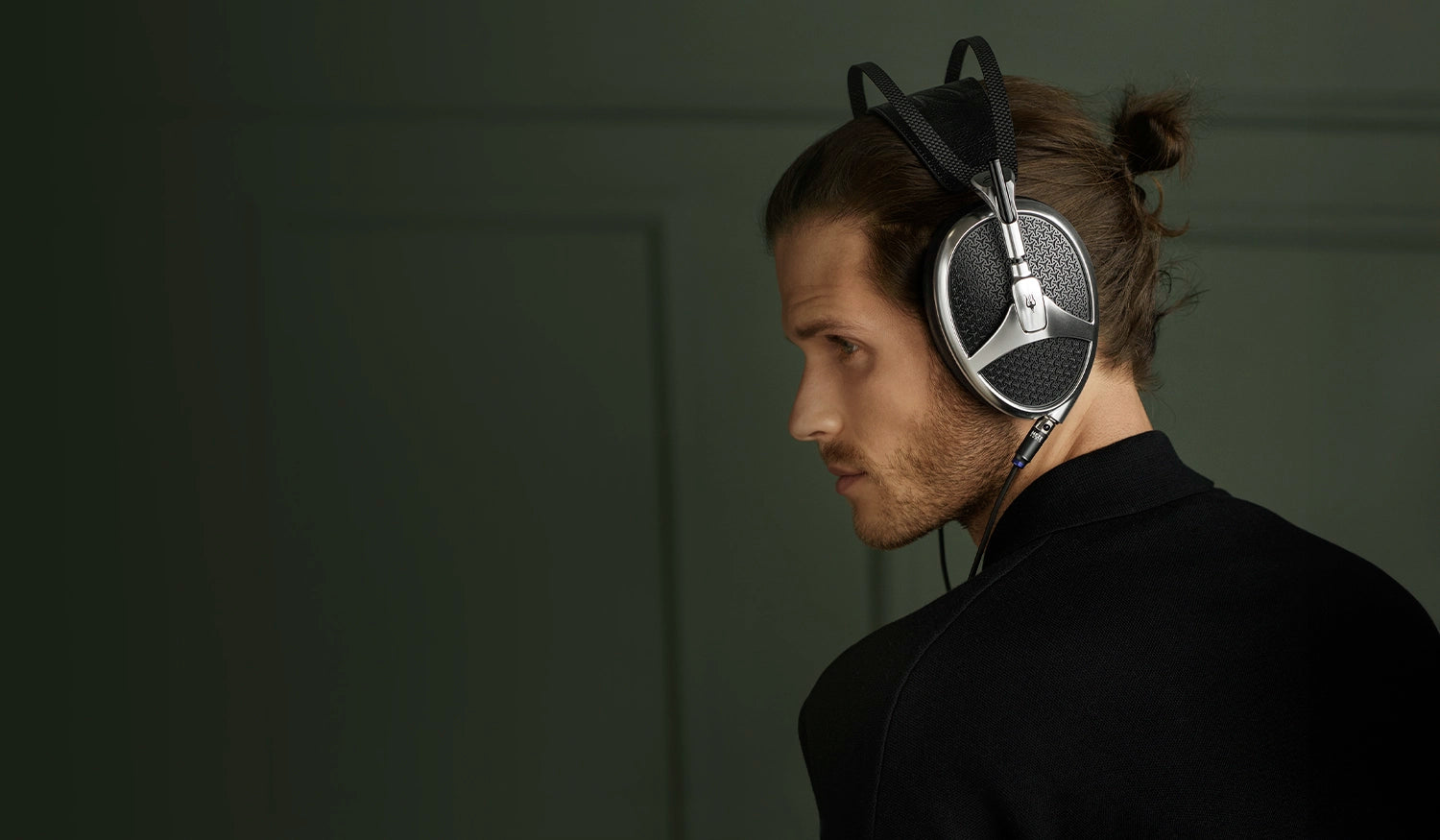 Meze Audio Elite’s luxurious design with leather ear pads, engineered for comfort and long listening sessions.