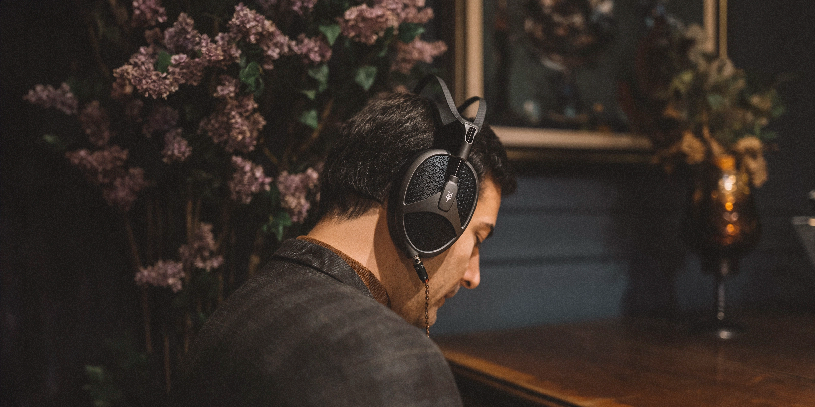 Meze Audio Elite’s luxurious design with hybrid ear pads, engineered for comfort and long listening sessions.