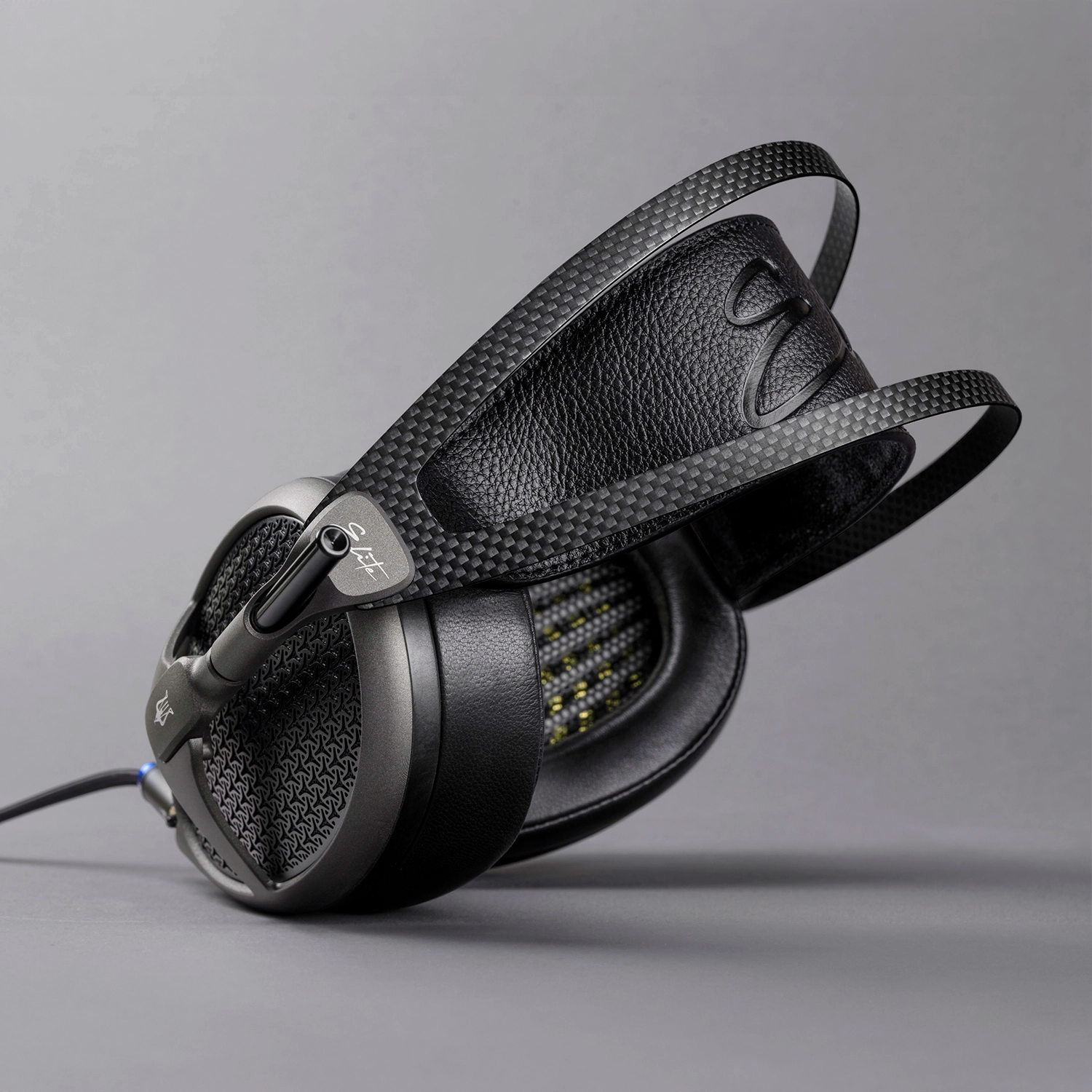 Meze Audio Elite lateral view with the carbon fiber headrest and tungsten chassis.